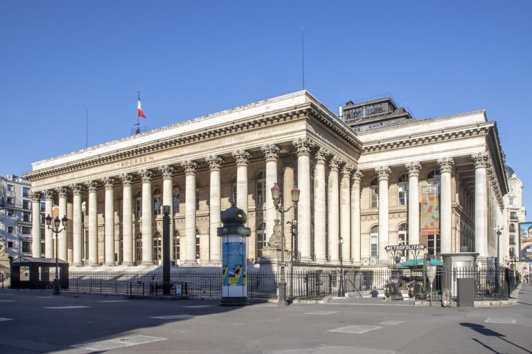 Le CAC 40 cède 1 % sous l’effet du pétrole et des taux
