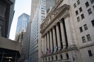 Wall Street finit la semaine en hausse, le S&P 500 près de son record