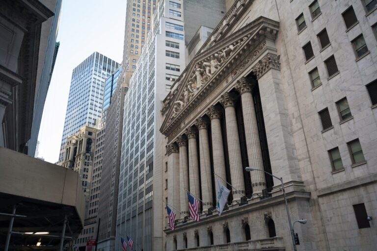 Wall Street finit la semaine en hausse, le S&P 500 près de son record