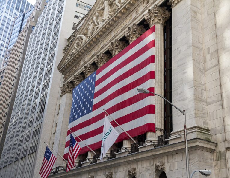 Wall Street finit la semaine en hausse, le S&P 500 près de son record