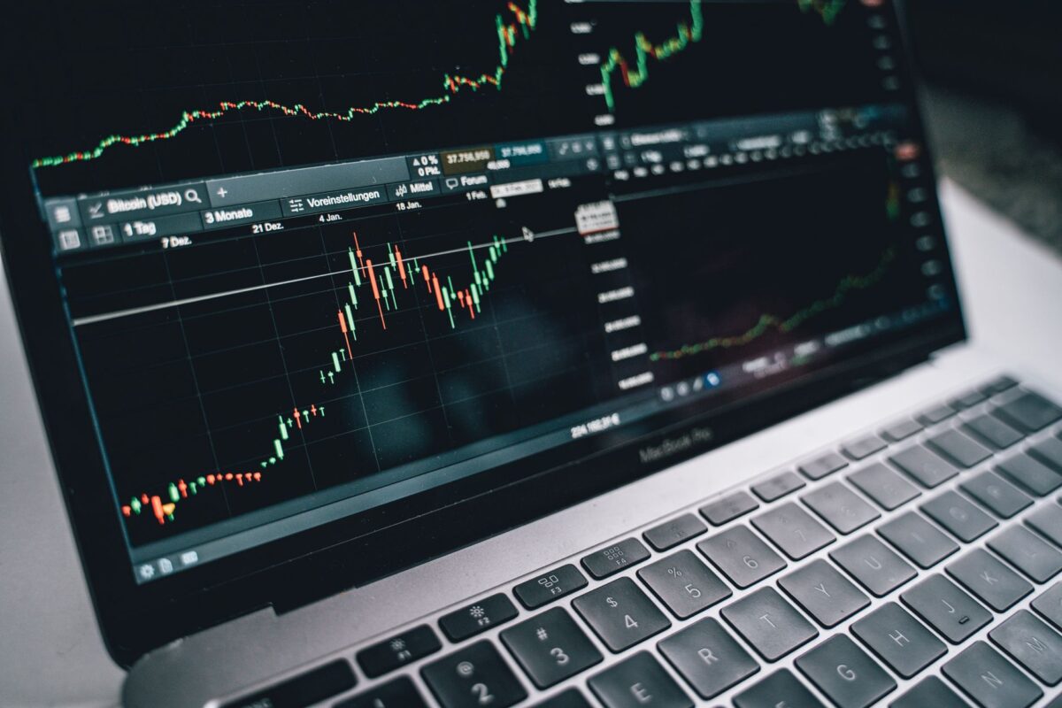 Bernstein rétrograde Rémy Cointreau, Deutsche Bank revoit Valeo, Sodexo et Tikehau