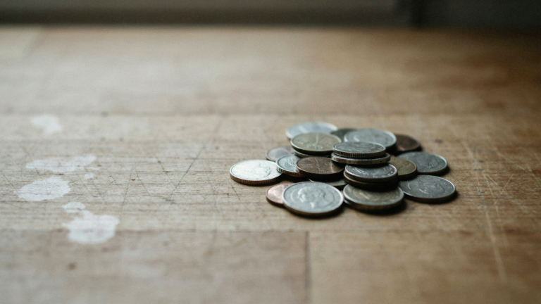 Le taux d’épargne des Français recule à 17,2%, les ménages puisent dans leurs économies